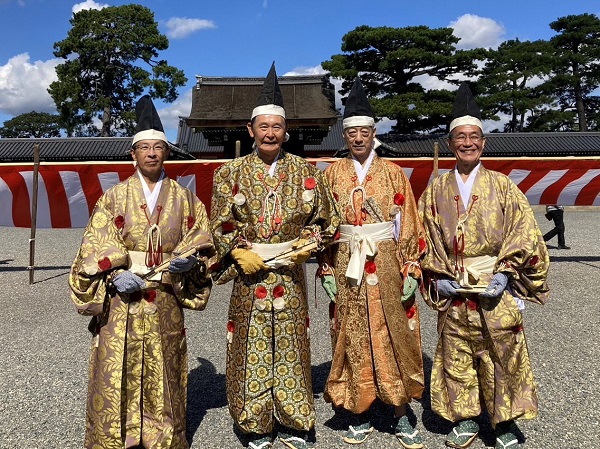 時代祭時代行列に参加する知事