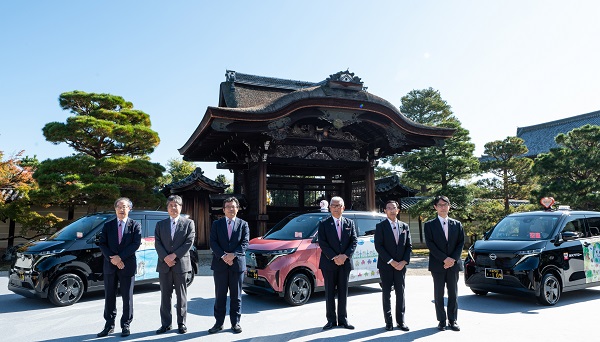 「KYOTO×NISSAN SAKURA EV TAXI」発表会に出席する知事