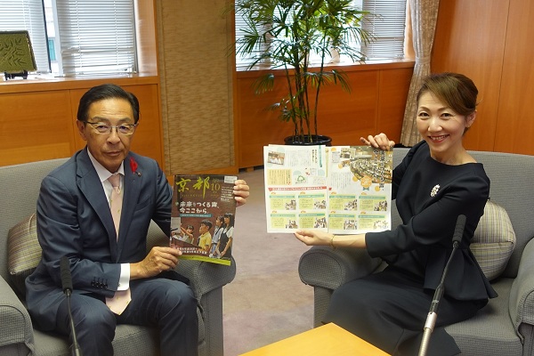 「Kyoto Child Smile（エフエム京都）」の収録に出席する知事