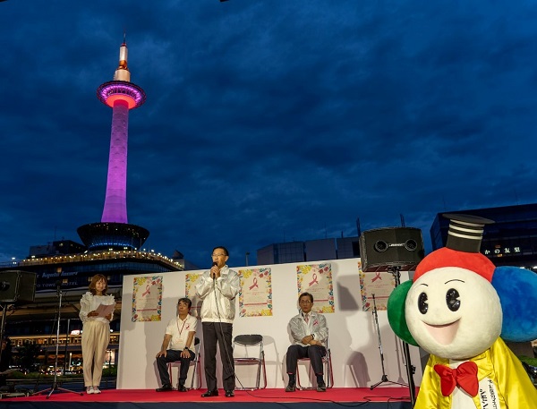 ピンクリボン京都駅前ライトアップイベントに出席する知事