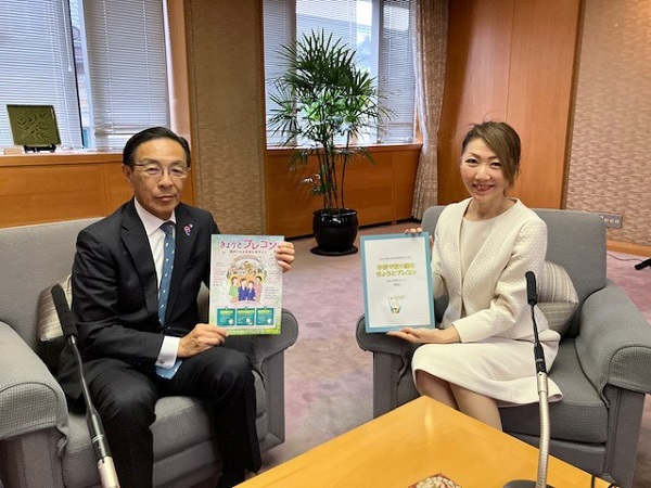 「Kyoto Child Smile（エフエム京都）」の収録に出席する知事