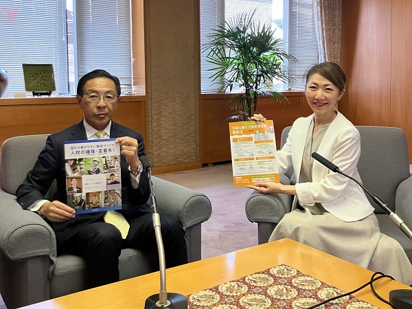 「Kyoto Child Smile（エフエム京都）」の収録に出席する知事