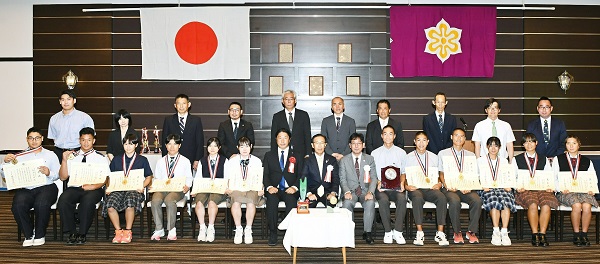 「京都府スポーツ賞」優秀賞表彰式に出席する知事