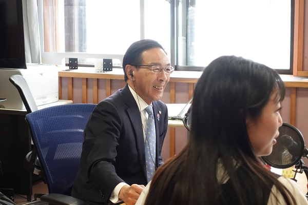 「京都トークRUN」に出演する知事