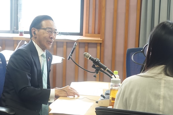「京都トークRUN」に出演する知事