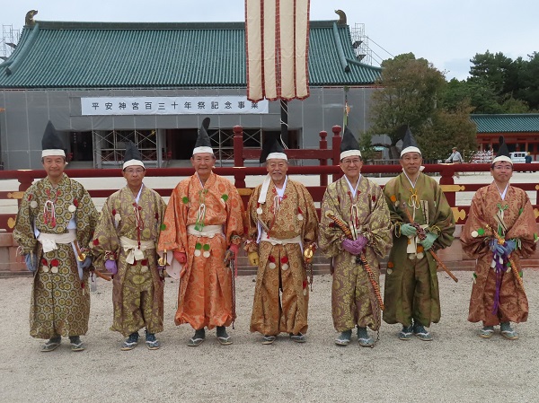 時代祭時代行列に参加する知事