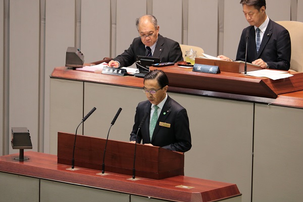 6月府議会定例会に出席する知事