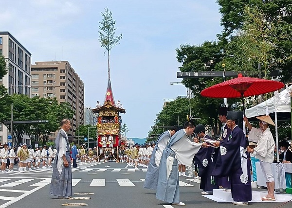 祇園祭・後祭の山鉾巡行に出席に出席する知事