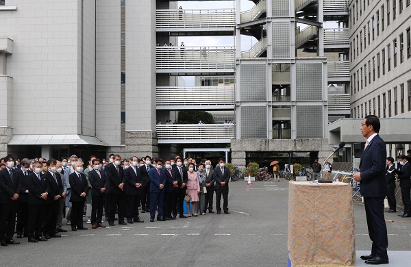 西脇知事の登庁式に出席する知事