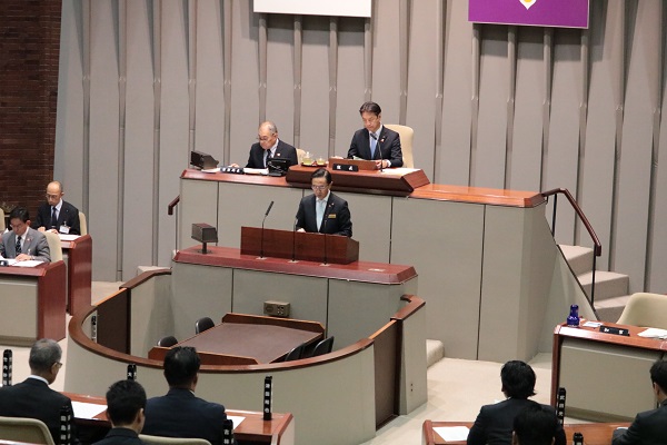 12月府議会定例会に出席する知事