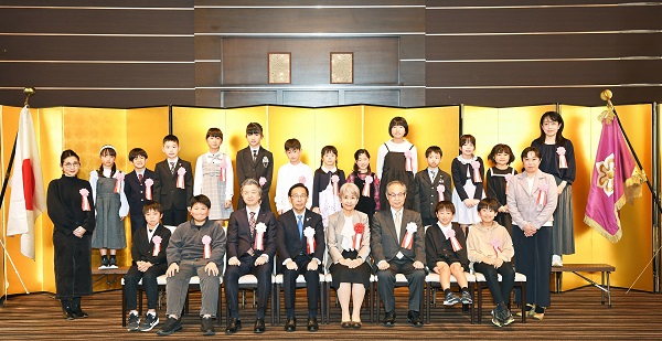 令和6度「家族ふれあい大賞」第28回「明るい家庭づくり(家庭の日)絵画展」表彰式に出場する知事