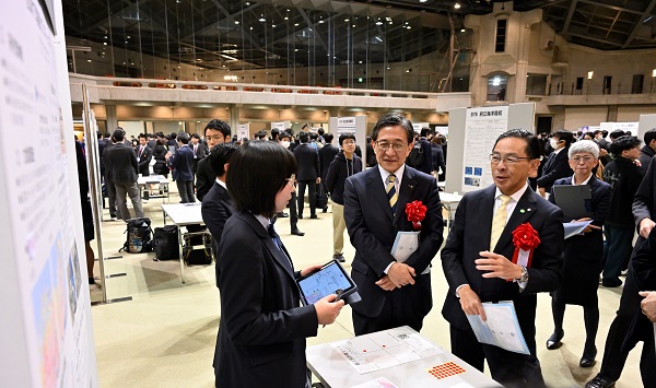 京の高校生探究パートナーシップ事業「京都探究エキスポ」に出席する知事