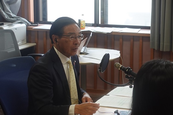 「京都トークRUN」に出演する知事