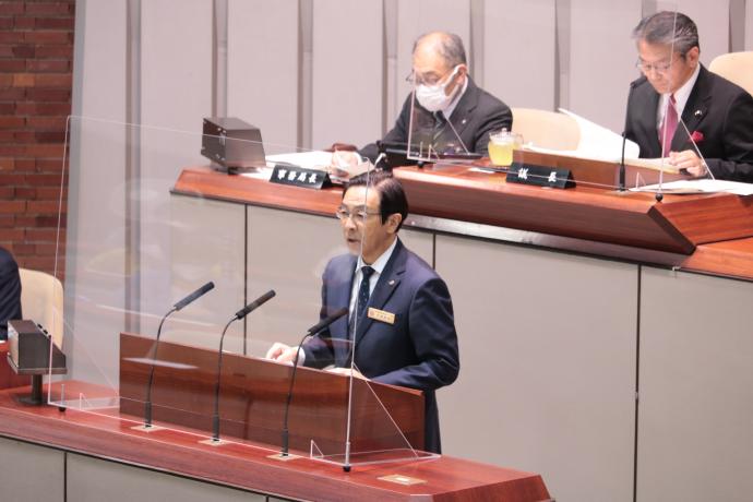 9月府議会定例会に出席する知事