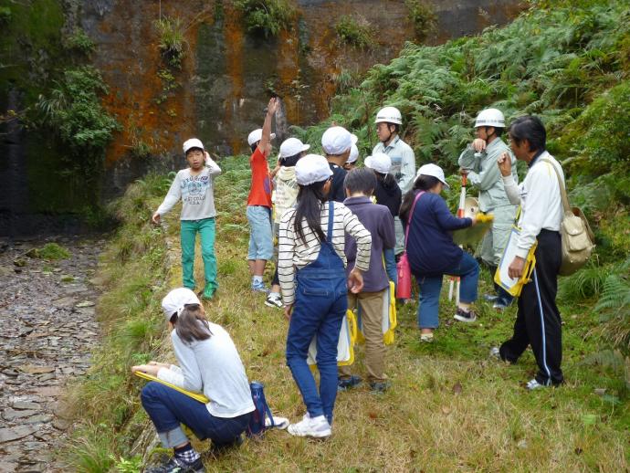 現地での流路工の説明