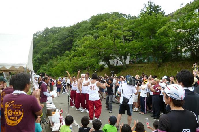 ドラム缶レースなにこれ珍百景チーム優勝の写真