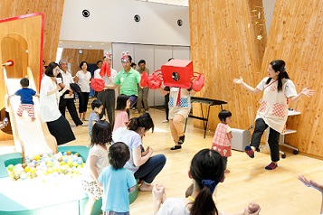 子どもたちとふれあう様子