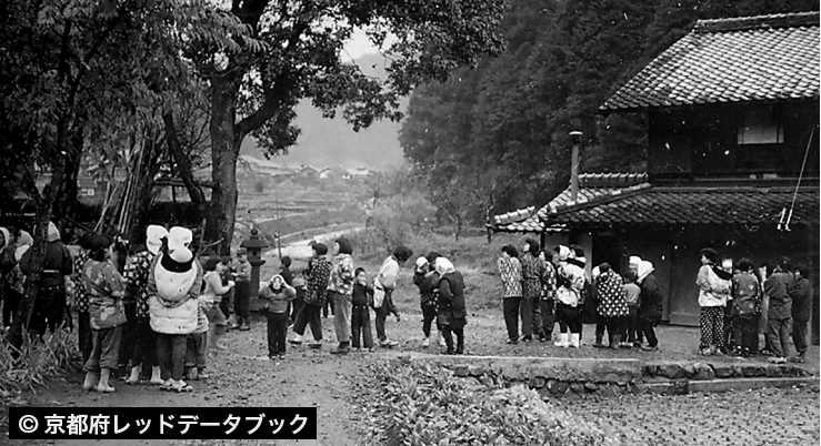 花嫁を見ようと待つ村人