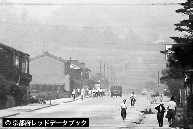 国道1号線。自転車がたくさん走っている。