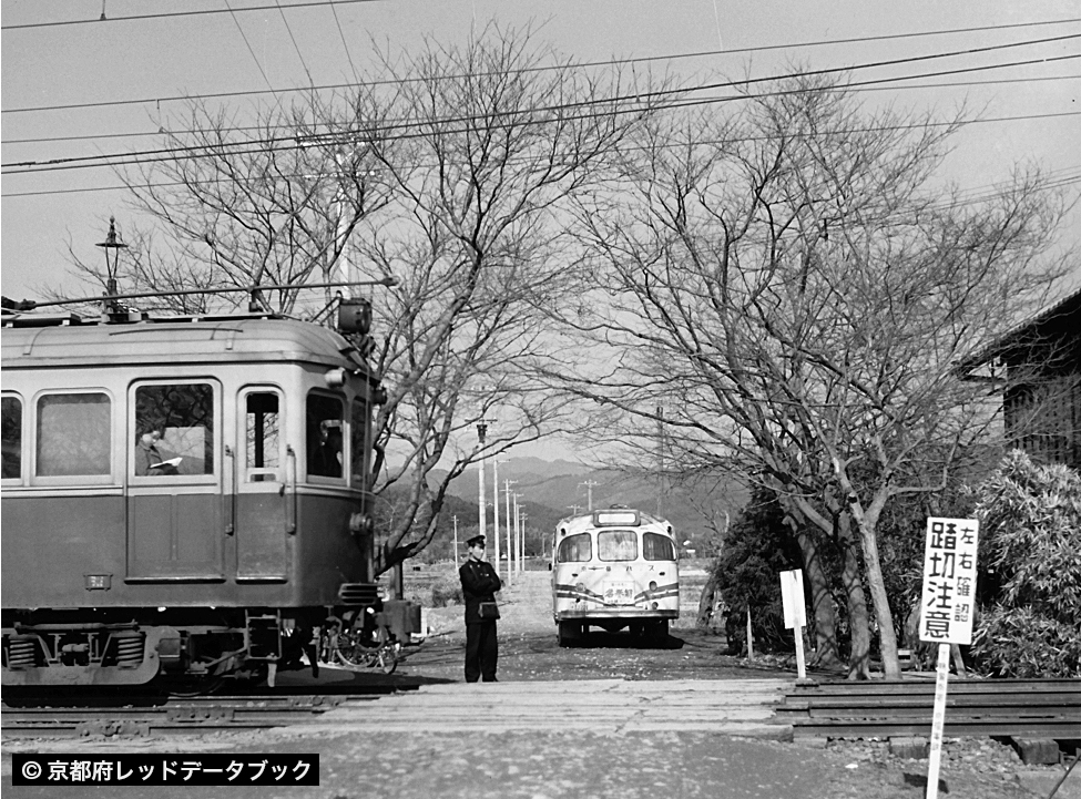 出町柳駅発の電車が到着するのを待つ実相院前行き連絡バス（京都バス）の車掌