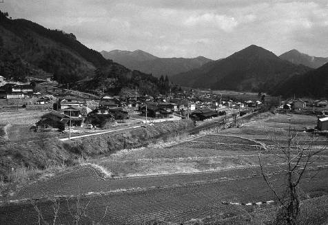 写真中央の上夜久野駅の左上の小丘が水坂層でできている。