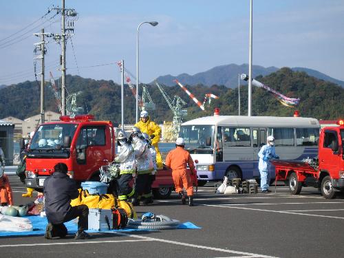 （訓練）舞鶴市消防と府警察の部隊が到着