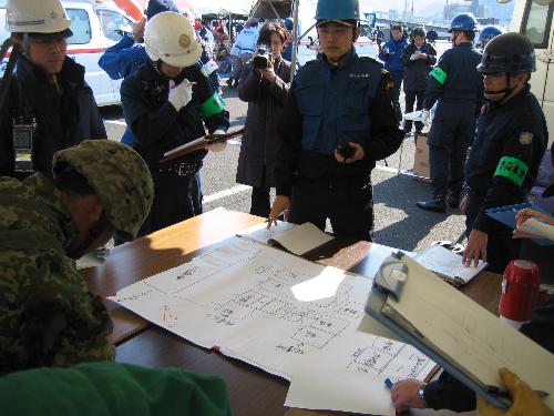 （訓練）現地調整所で各機関の活動内容等を調整（1）