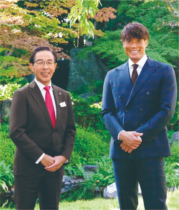 並んで写真撮影をする知事と糸井さん