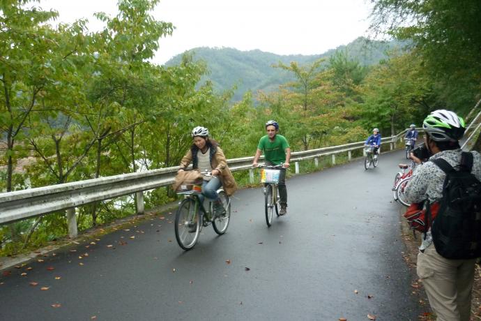 ダム湖（天若湖）畔をサイクリング