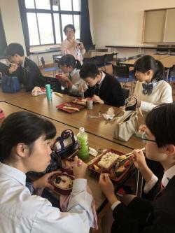 南陽高校生との昼食の様子