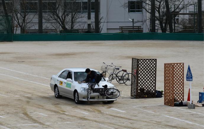 写真:スタントマンの交通事故の演技