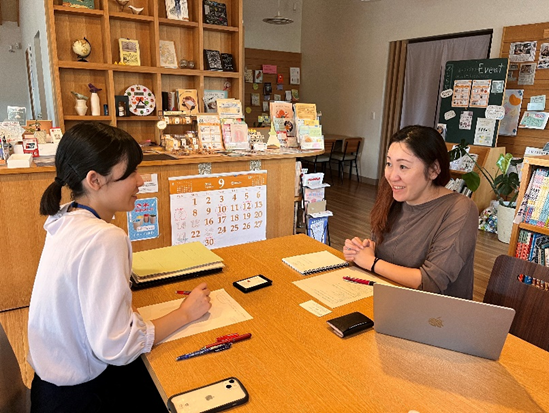 happinessへのインタビューの様子