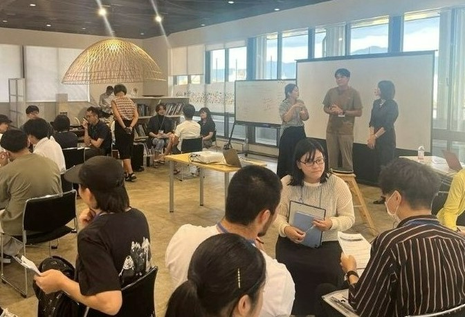 学生と社会人との交流の様子