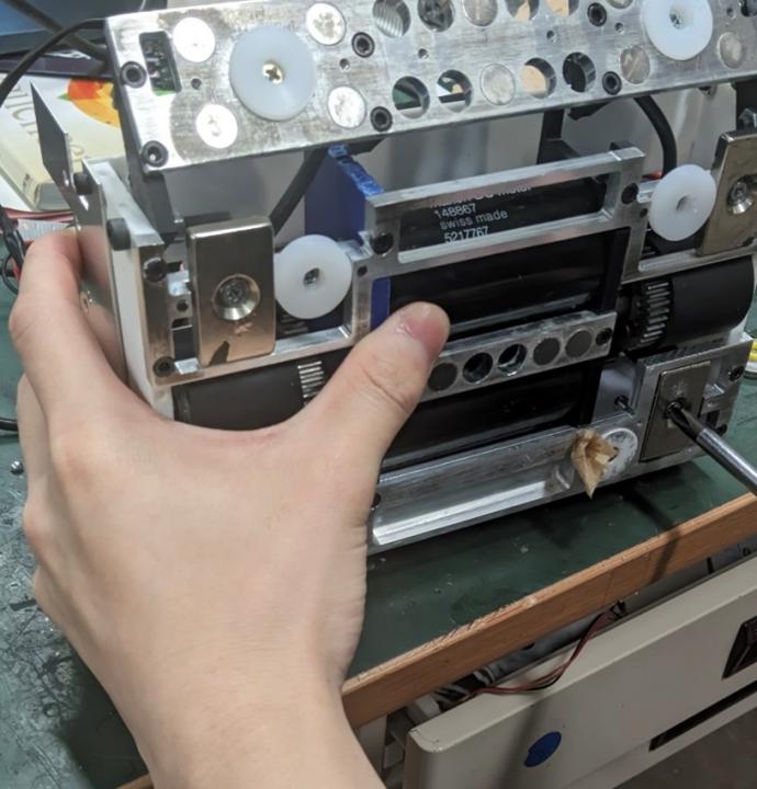 ロボットの組み立て作業の様子