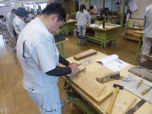 鉋（かんな）手入れの作業