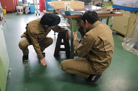 訓練生が作業台を改造している写真