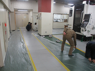 マスキングテープを貼って塗装面以外を保護している写真