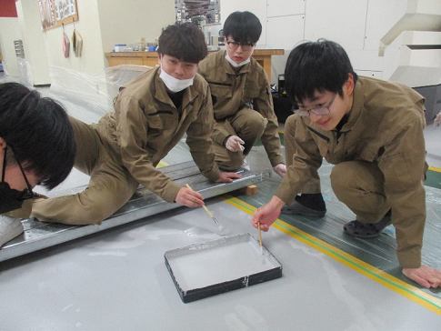 筆で通路の細部を塗っている写真