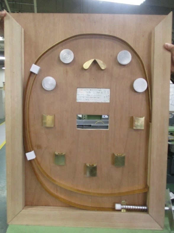 訓練生が作ったビー玉を飛ばすパチンコ台の写真