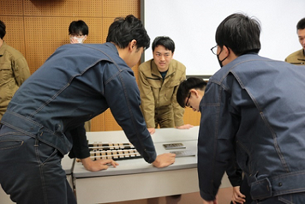 後輩から質問を受けて回答している写真