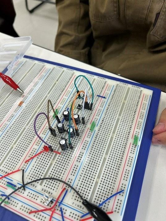 訓練生がブレッドボードに配線した回路の写真