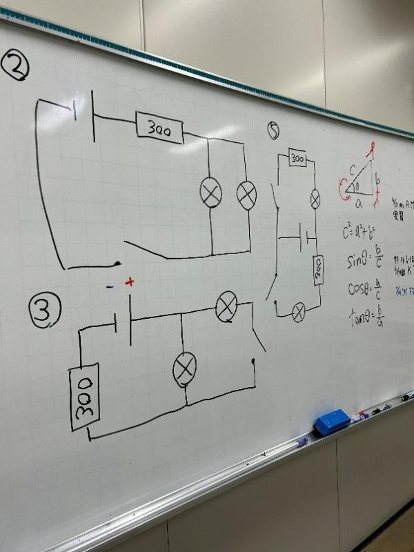 ホワイトボードに書かれた回路図の写真