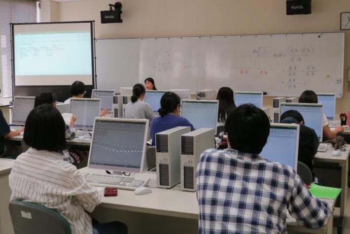 パソコンの基礎から応用までの訓練風景