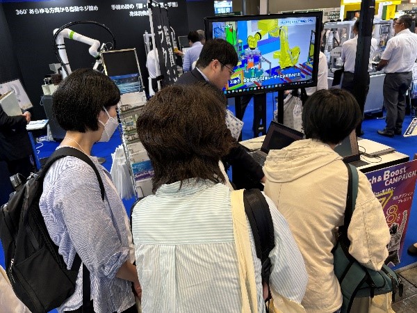 展示会場で説明を受けている様子1