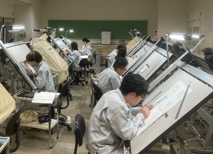 製図室での手書き製図訓練の様子