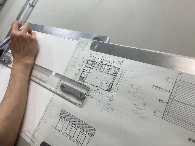 見本を見ながらトレース練習をしている様子