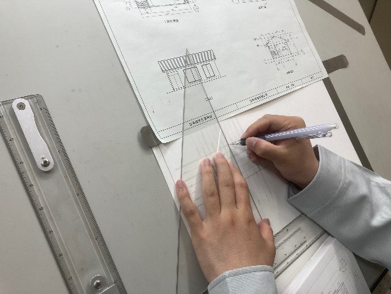 水平垂直を意識して作図している様子