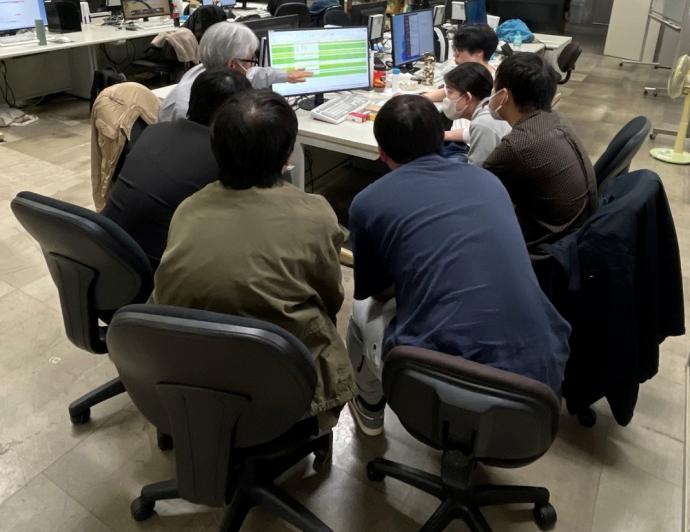 ETロボコン大会に向けチームで話し合っている様子