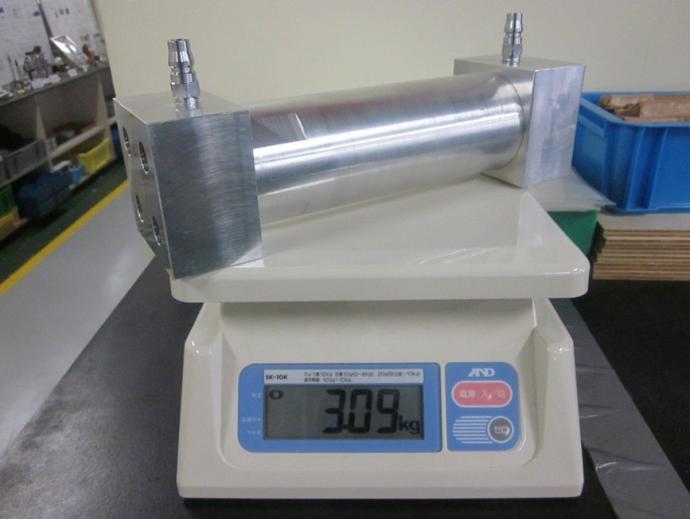 空気圧シリンダを計量器で測定している様子
