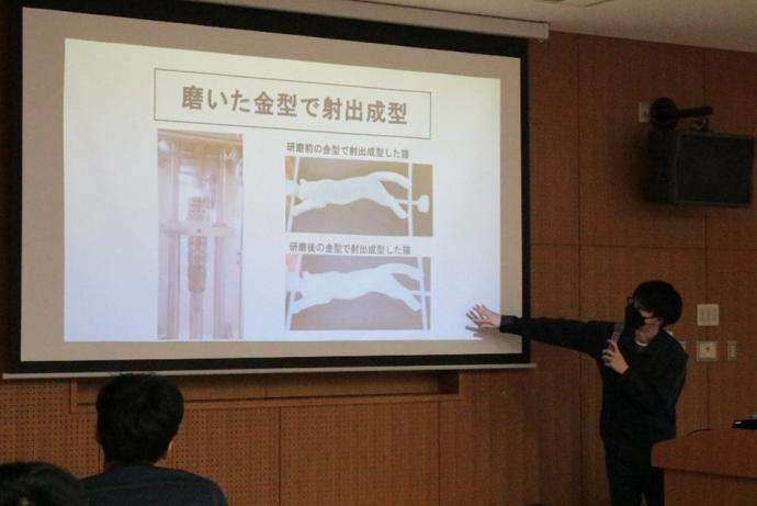 プロジェクターを使って訓練生が発表している様子2